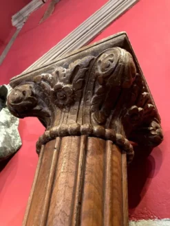 Colonnes corinthiennes en bois de style italien du 19e siècle sur socles en grès, ensemble de 2.