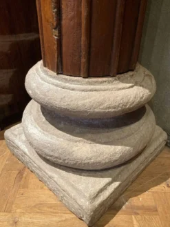 Colonnes corinthiennes en bois de style italien du 19e siècle sur socles en grès, ensemble de 2.