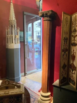 Colonnes corinthiennes en bois de style italien du 19e siècle sur socles en grès, ensemble de 2.