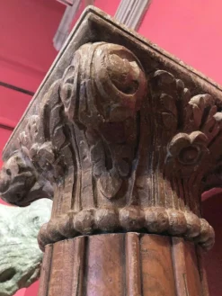 Colonnes corinthiennes en bois de style italien du 19e siècle sur socles en grès, ensemble de 2.