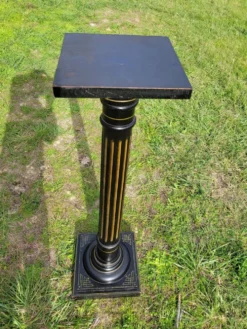 Colonne, sellette Napoléon III en bois noirci et feuille d'or, milieu XIXème