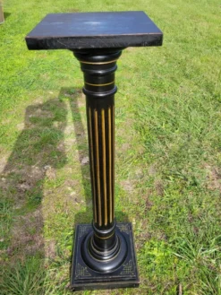 Colonne, sellette Napoléon III en bois noirci et feuille d'or, milieu XIXème