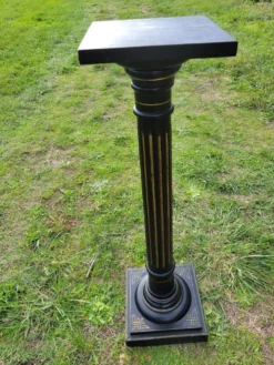 Colonne, sellette Napoléon III en bois noirci et feuille d'or, milieu XIXème