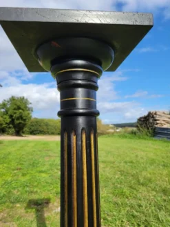 Colonne, sellette Napoléon III en bois noirci et feuille d'or, milieu XIXème