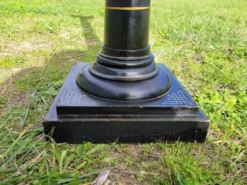Colonne, sellette Napoléon III en bois noirci et feuille d'or, milieu XIXème