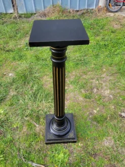 Colonne, sellette Napoléon III en bois noirci et feuille d'or, milieu XIXème