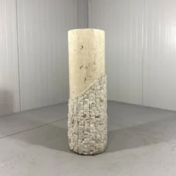 Colonnes et vase en pierre de travertin de Mactan, années 1980