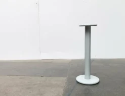 Colonne, table d'appoint space age en métal