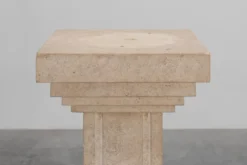 Console du milieu du siècle en pierre beige, France années 1960.