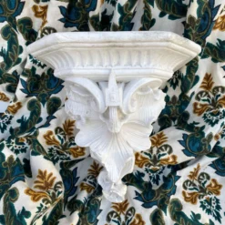 Console murale ancienne en plâtre blanc patiné