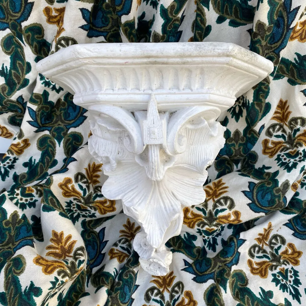 Console murale ancienne en plâtre blanc patiné