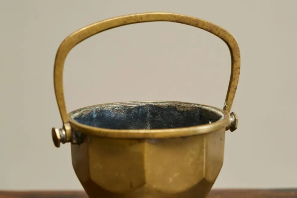 Corbeille Art Déco en laiton massif patiné avec anse, début 20ème siècle