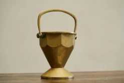 Corbeille Art Déco en laiton massif patiné avec anse, début 20ème siècle