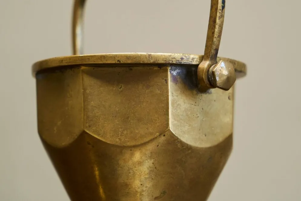 Corbeille Art Déco en laiton massif patiné avec anse, début 20ème siècle
