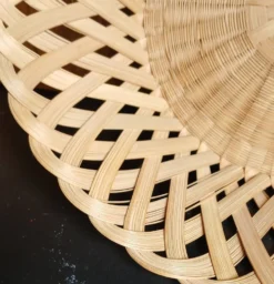 Corbeille en bambou naturel tressé & ajouré, fait main