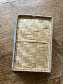 Corbeille à pain, vide poche, boite de rangement en rotin et osier grise -