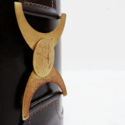 Corbeille à papier en cuir marron avec boucle décorative en métal doré