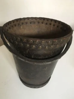 Corbeille à papier seau en cuir clouté brutaliste 1920