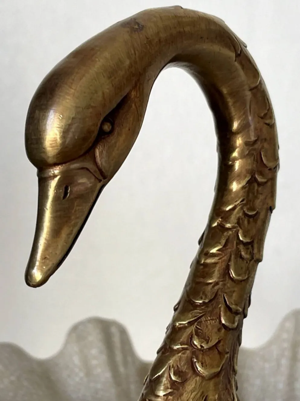 Coupe, centre de table décorative au cygne en bronze et porcelaine craquelée – Style Art nouveau / Hollywood Regency