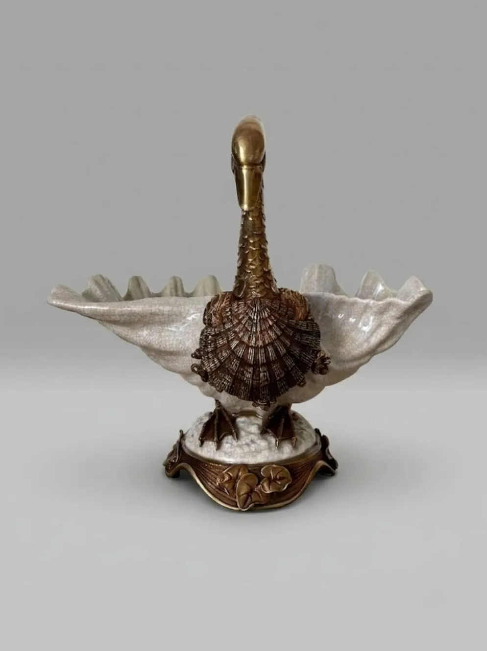 Coupe, centre de table décorative au cygne en bronze et porcelaine craquelée – Style Art nouveau / Hollywood Regency