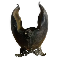 Coupe décorative ancienne en métal martelé à décor de putto