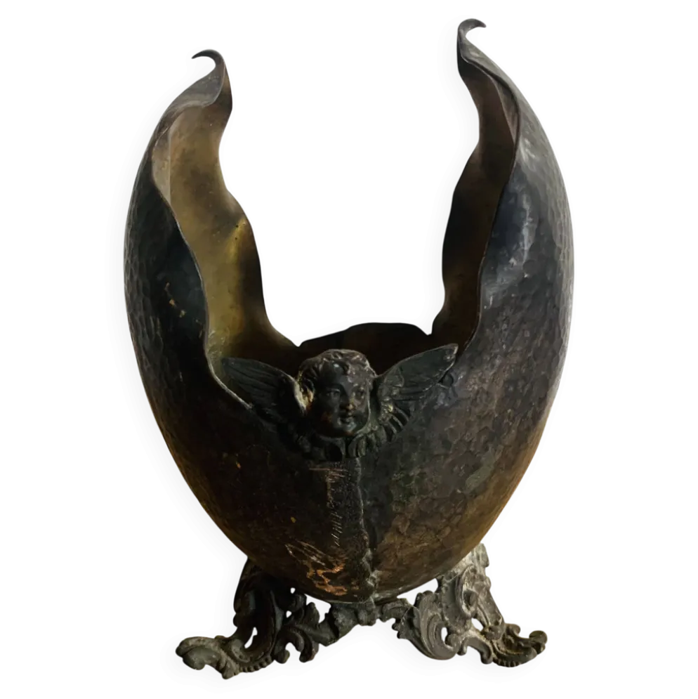 Coupe décorative ancienne en métal martelé à décor de putto
