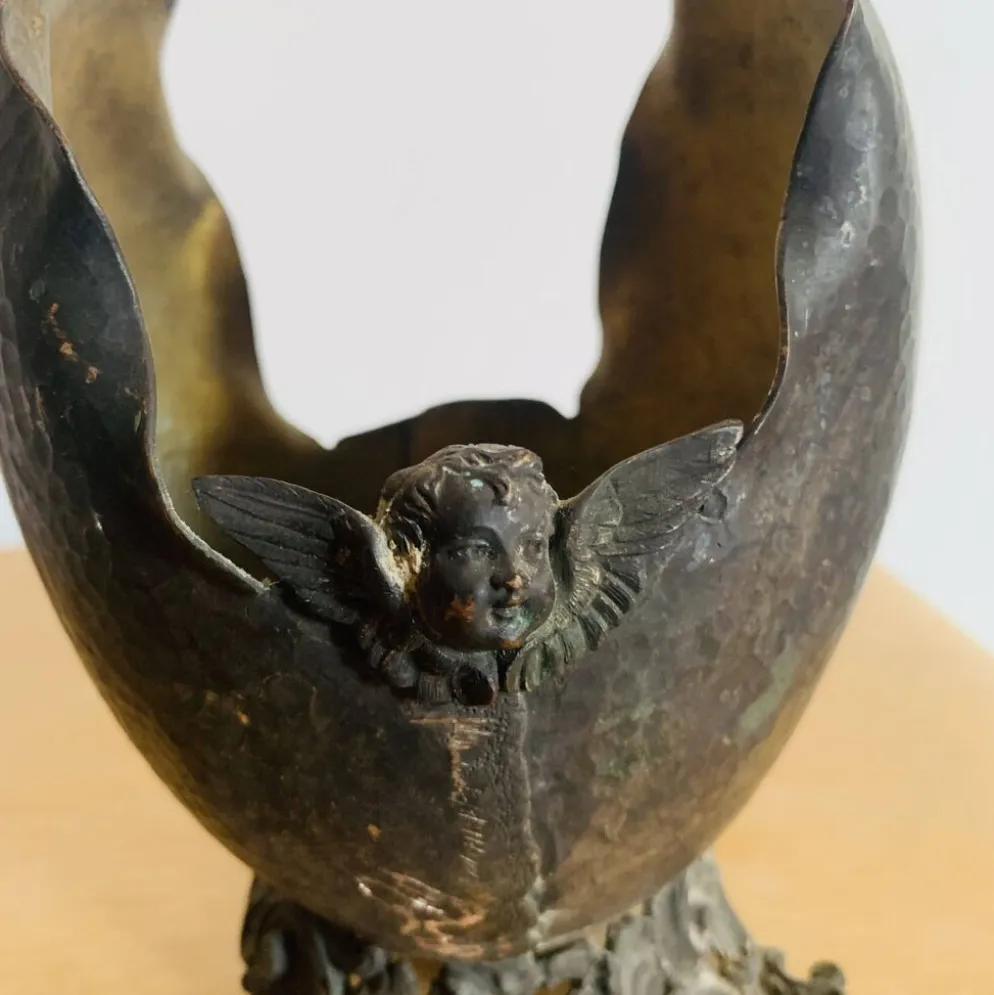 Coupe décorative ancienne en métal martelé à décor de putto
