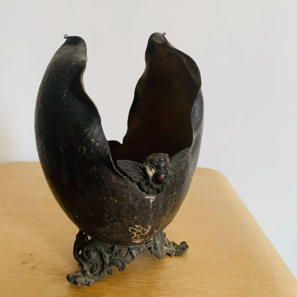 Coupe décorative ancienne en métal martelé à décor de putto