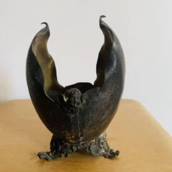 Coupe décorative ancienne en métal martelé à décor de putto