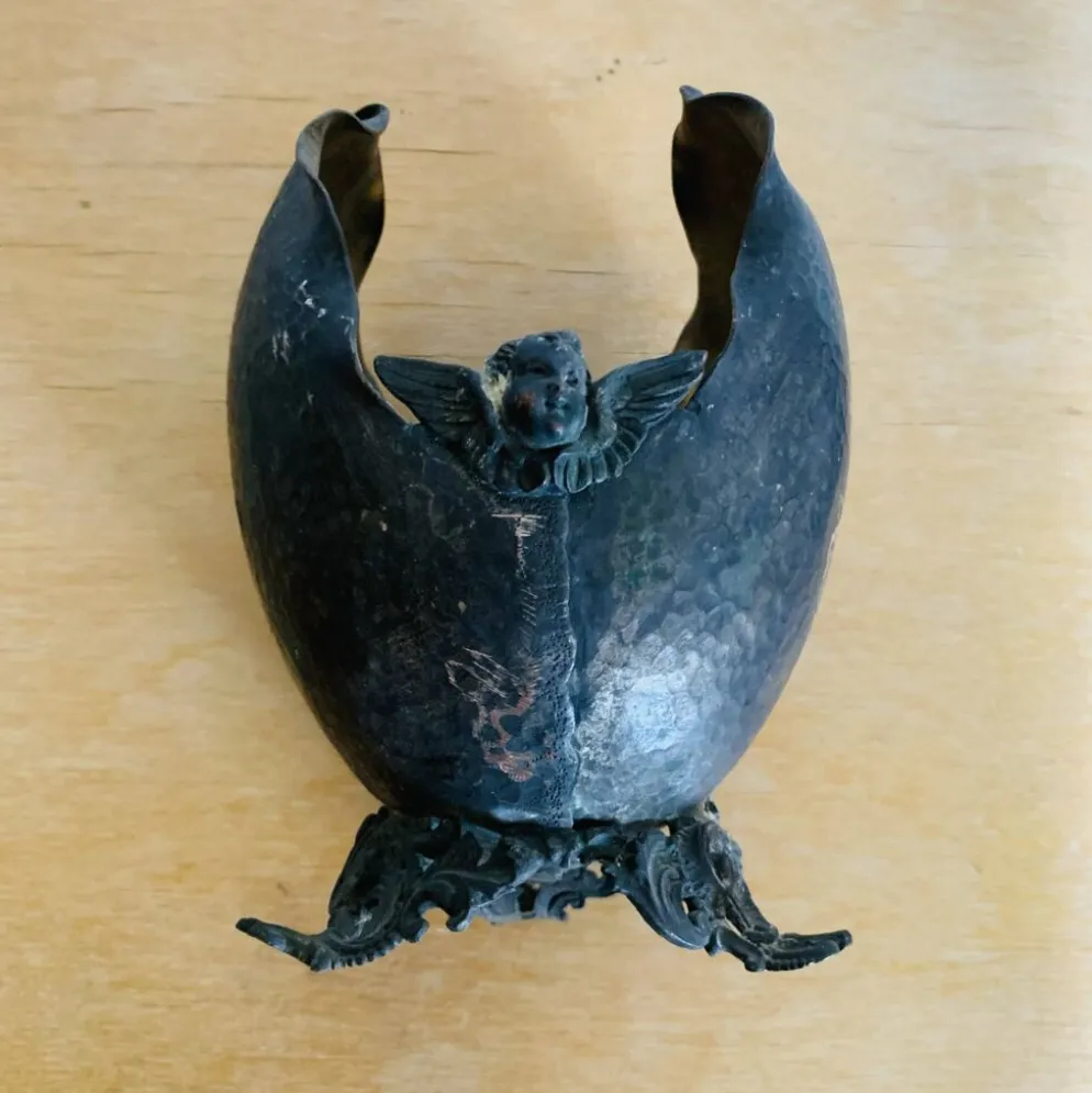 Coupe décorative ancienne en métal martelé à décor de putto