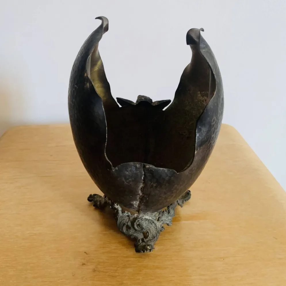 Coupe décorative ancienne en métal martelé à décor de putto
