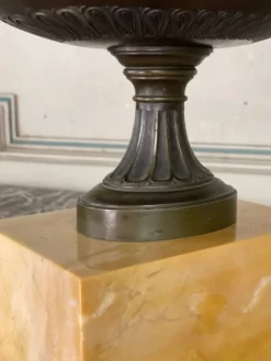Coupe en bronze sur un socle en marbre jaune de Sienne, début XIXème siècle