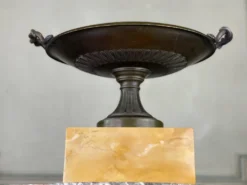 Coupe en bronze sur un socle en marbre jaune de Sienne, début XIXème siècle