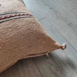 Coussin berbère beige à pompon en coton
