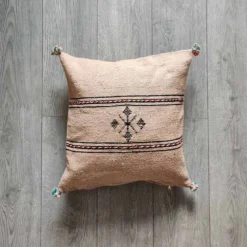 Coussin berbère beige à pompon en coton