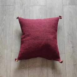 Coussin berbère bordeaux à pompon en coton