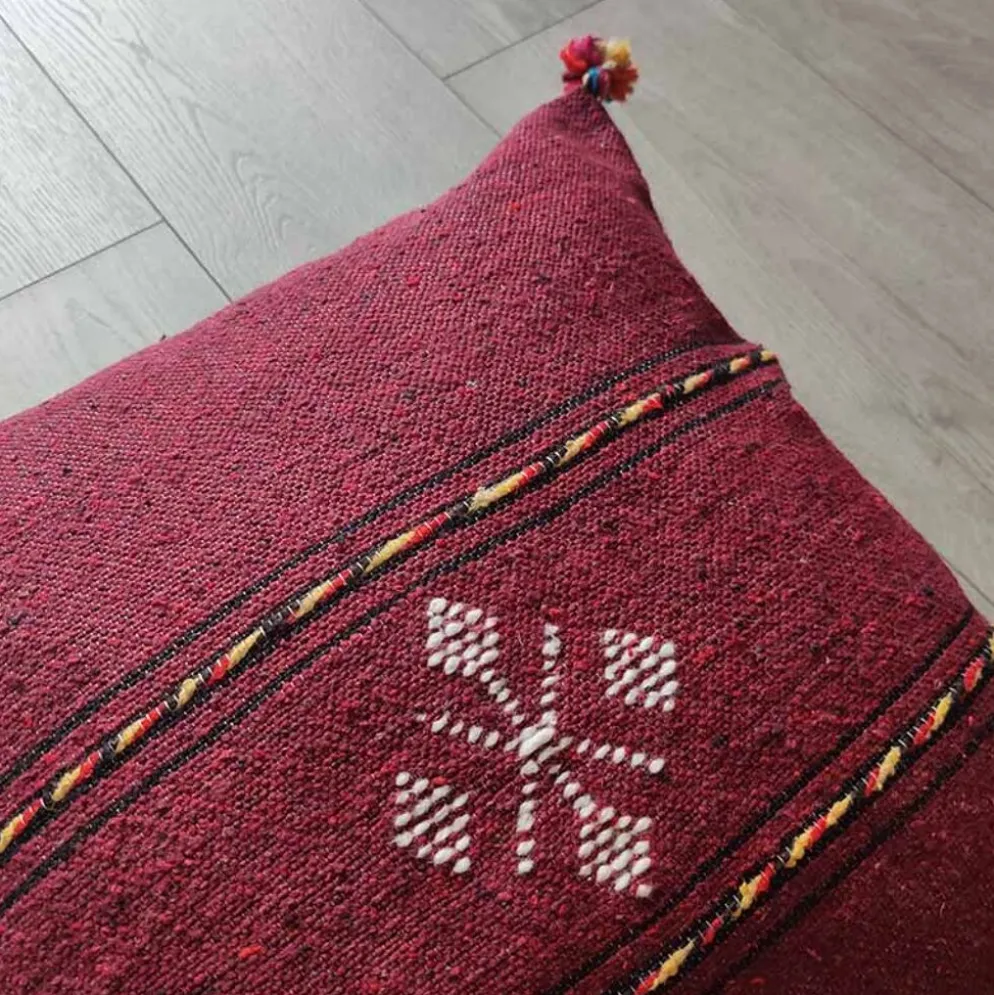 Coussin berbère bordeaux à pompon en coton