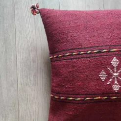 Coussin berbère bordeaux à pompon en coton