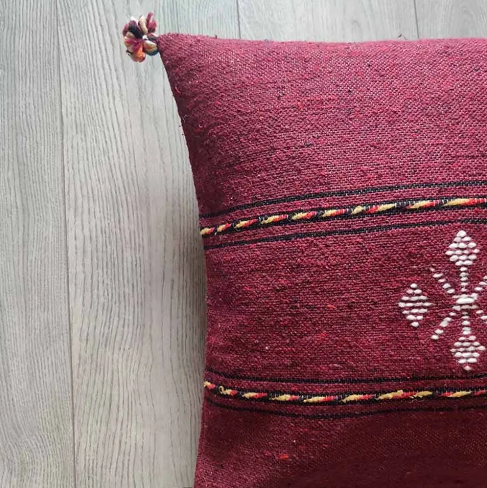 Coussin berbère bordeaux à pompon en coton