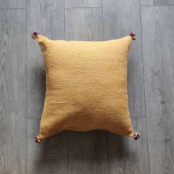 Coussin berbère jaune à pompon en coton