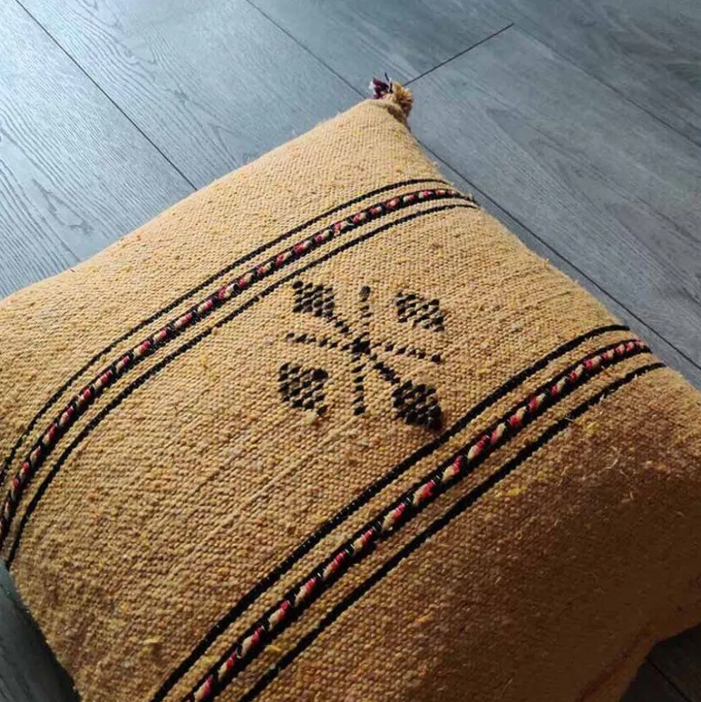 Coussin berbère jaune à pompon en coton