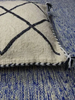 Coussin berbère kilim blanc et noir