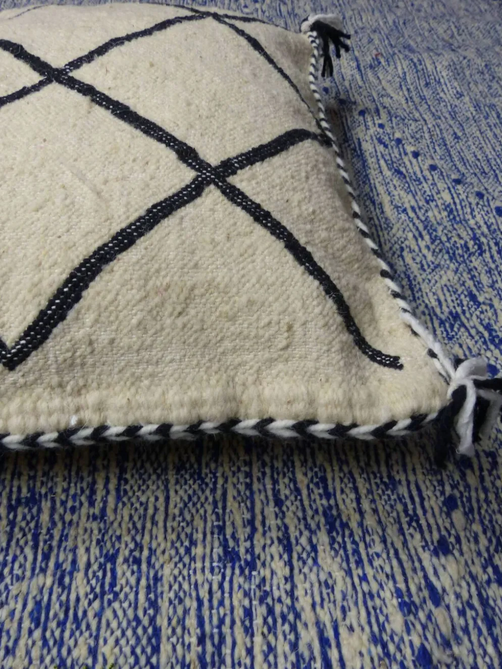 Coussin berbère kilim blanc et noir