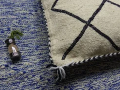 Coussin berbère kilim blanc et noir