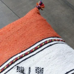 Coussin berbère marocain orange et blanc
