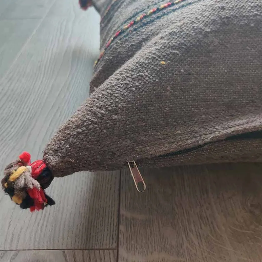 Coussin berbère marron à pompon en coton