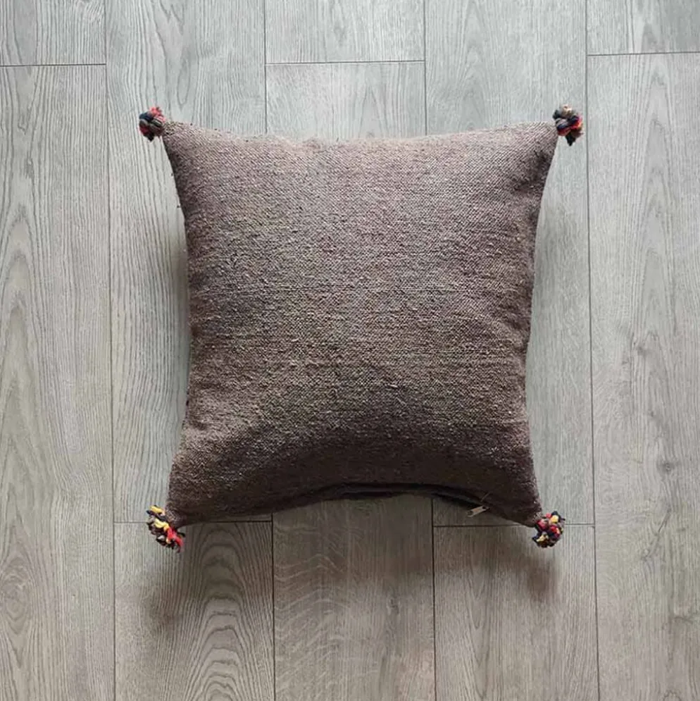 Coussin berbère marron à pompon en coton