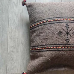 Coussin berbère marron à pompon en coton