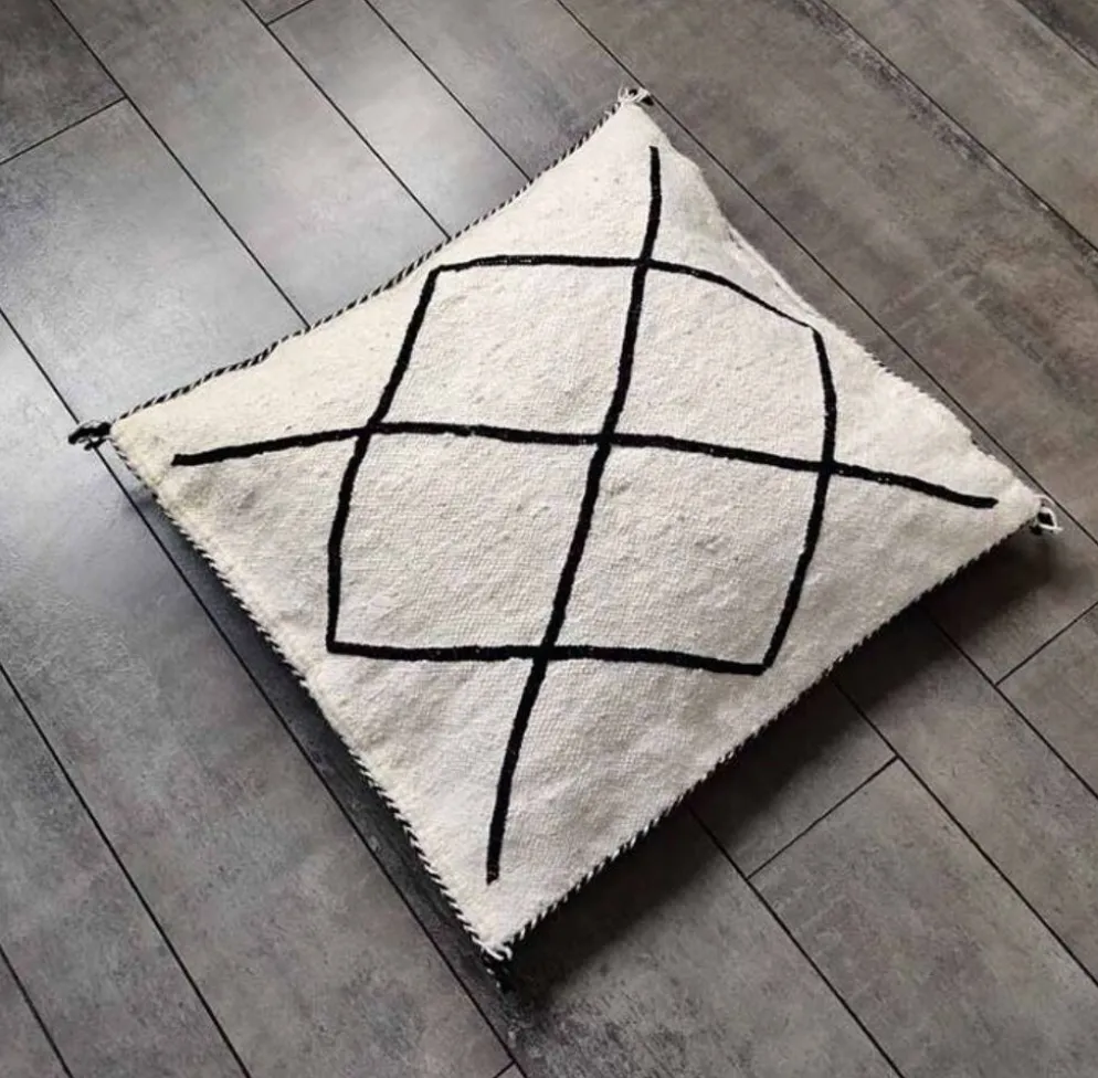 Coussin berbère noir et blanc kilim