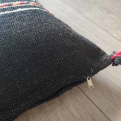 Coussin berbère noir à pompon en coton